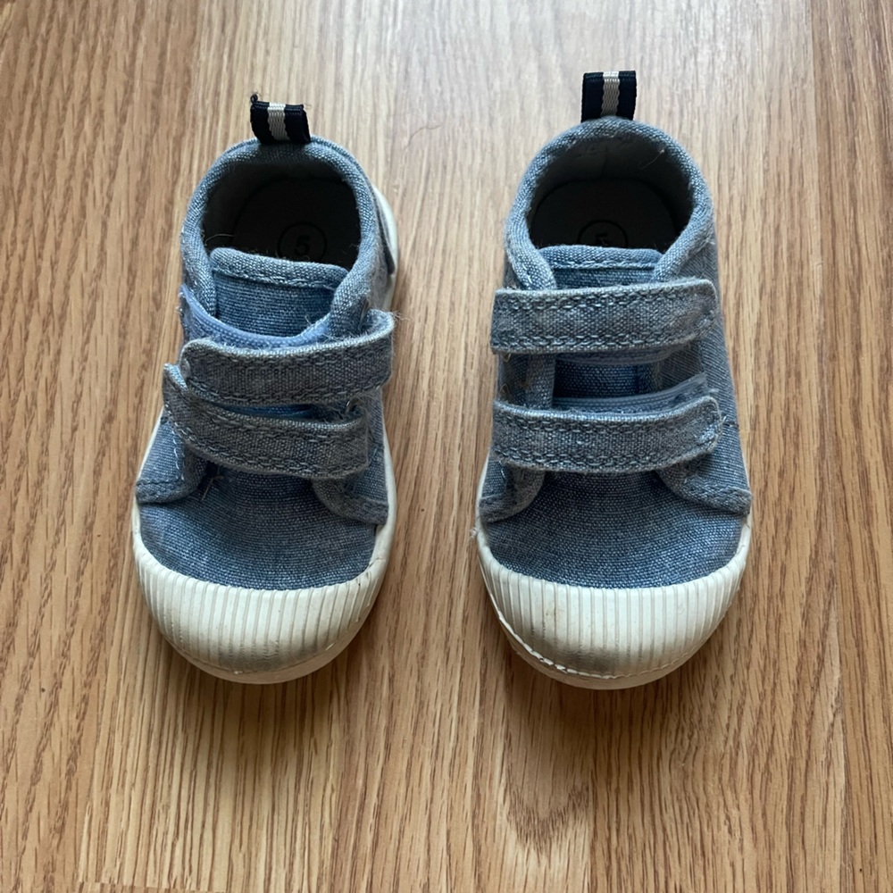 Kids play shoes